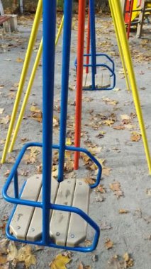 Sonbahar günü boş salıncak. Dikey video.