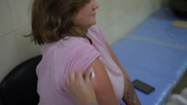 乌克兰基辅 2019年10月 病毒疫苗接种 护士给妇女打针 — 图库视频影像
