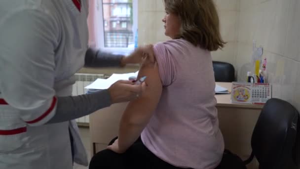 キエフ ウクライナ ヨーロッパ 10月2019 ウイルスに対するワクチン接種 看護師が女性に注射する — ストック動画