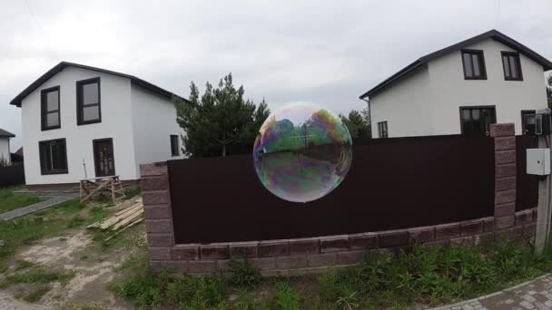 新别墅背景下的肥皂泡沫 — 图库视频影像