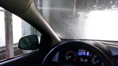 Avrupa, Kiev, Ukrayna - Haziran 2020: Otomatik oto yıkama, arabanın içinden görüş. Araba yıkama..