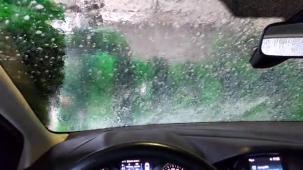 ヨーロッパ キエフ ウクライナ 2020年6月 自動洗車 車の中からの眺め 洗車場 レンタカー — ストック動画