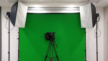 Stüdyoda kamera var. Video blogu kaydetme stüdyosu. Yeşil stüdyo geçmişi.