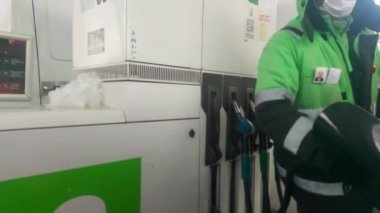 Avrupa, Kiev, Ukrayna - Nisan 2020: Arabada yakıt ikmali yapan bir adam. Benzin ikmali için silah.