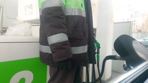 ヨーロッパ キエフ ウクライナ 4月2020 車の中でガスを給油男 給油用の銃 — ストック動画
