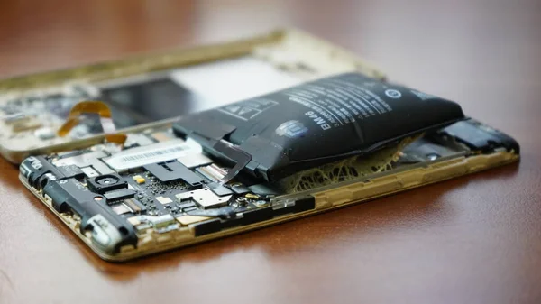 Europa Kiev Oekraïne Juni 2020 Gezwollen Smartphone Batterij Beschadigde Smartphone — Stockfoto