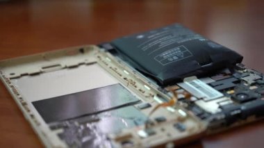  Avrupa, Kiev, Ukrayna - Haziran 2020: şişmiş akıllı telefon bataryası. Bozuk pilli, hasarlı bir akıllı telefon. Ahşap bir arka planda hasarlı telefon.
