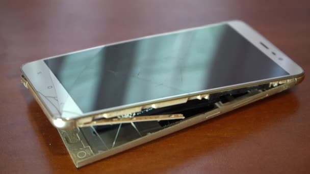 Gezwollen Smartphone Batterij Beschadigde Smartphone Met Een Defecte Batterij Beschadigde — Stockvideo
