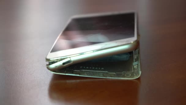 Gezwollen Smartphone Batterij Beschadigde Smartphone Met Een Defecte Batterij Beschadigde — Stockvideo
