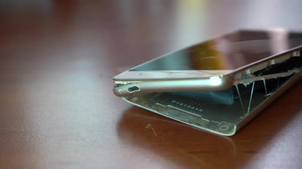Opuchnięta Bateria Smartfona Uszkodzony Smartfon Wadliwą Baterią Uszkodzony Telefon Drewnianym — Wideo stockowe