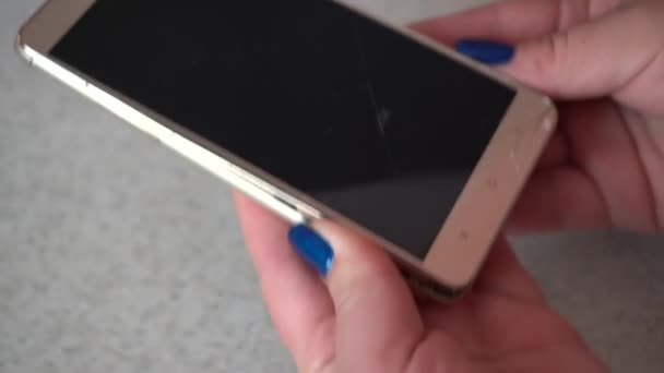 Bateria Smartphone Inchada Smartphone Danificado Com Uma Bateria Defeituosa Telefone — Vídeo de Stock