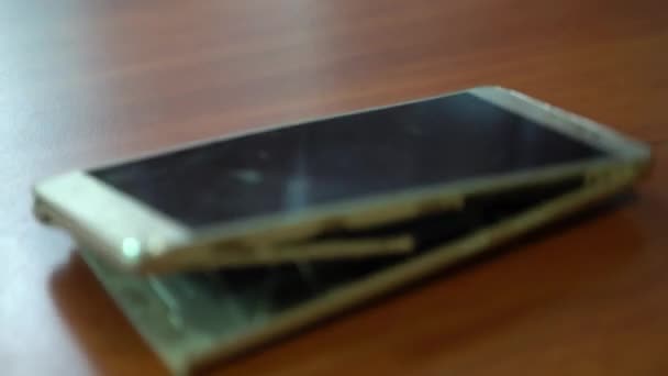 Şişmiş Akıllı Telefon Pili Bozuk Pilli Hasarlı Bir Akıllı Telefon — Stok video