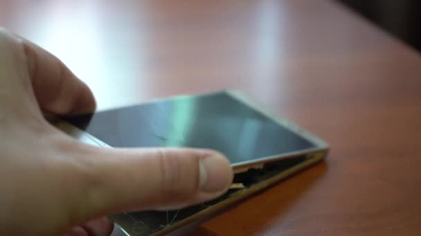 Gezwollen Smartphone Batterij Beschadigde Smartphone Met Een Defecte Batterij Beschadigde — Stockvideo