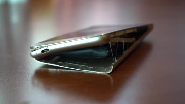 Opuchnięta Bateria Smartfona Uszkodzony Smartfon Wadliwą Baterią Uszkodzony Telefon Drewnianym — Wideo stockowe