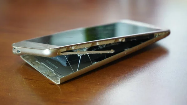 Napuchlá Baterie Chytrého Telefonu Poškozený Smartphone Vadnou Baterií Poškozený Telefon — Stock fotografie