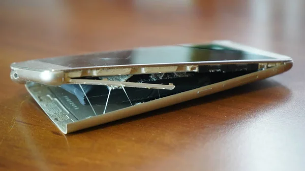 Napuchlá Baterie Chytrého Telefonu Poškozený Smartphone Vadnou Baterií Poškozený Telefon — Stock fotografie