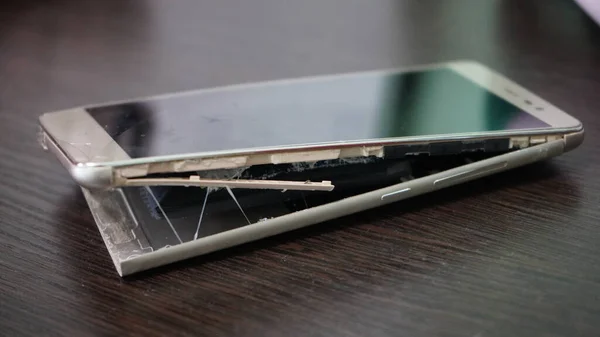 Swollen Smartphone Battery Damaged Smartphone Faulty Battery Damaged Phone Wooden — Stock Photo, Image