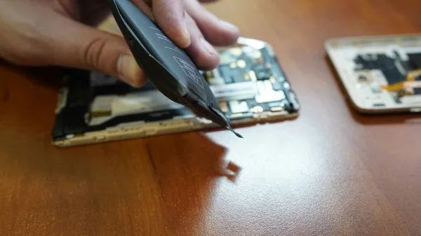 Batería Smartphone Hinchada Teléfono Inteligente Dañado Con Una Batería Defectuosa — Foto de Stock