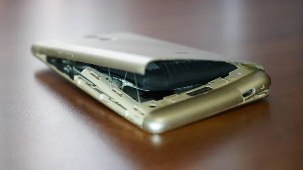 스마트폰 배터리 건전지로 스마트 손상시켰어 배경으로 손상된 스톡 사진