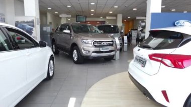 Avrupa, Kiev, Ukrayna - Haziran 2020: Ford Motor Show. Covid-19 Coronavirus salgını sırasında araba satışları. Araba galerisinde yeni arabalar..