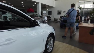 Avrupa, Kiev, Ukrayna - Haziran 2020: Ford Motor Show. Covid-19 Coronavirus salgını sırasında araba satışları. Araba galerisinde yeni arabalar..
