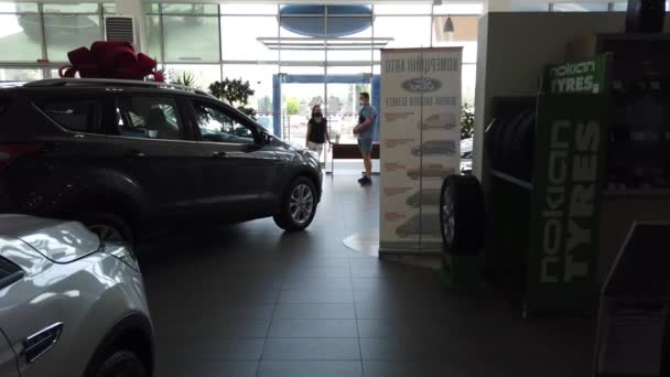 乌克兰 2020年6月 福特车展 Covid Coronavirus大流行期间的汽车销售 汽车经销店的新车 — 图库视频影像