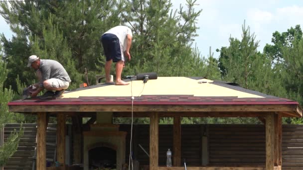 Europe, Kiev region, Ukraine - June 2020: Builders cover the roof with a wooden arbor. Construction of a wooden gazebo. Catopal laying. — Stock Footage Europe Kiev Region Ukraine June 2020 Builders Cover Roof Wooden Royalty Free Stock Footage