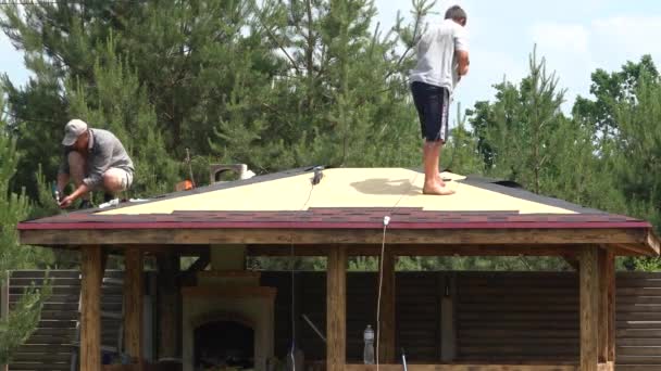 ヨーロッパ キエフ地域 ウクライナ 6月2020 建築家は木製のアーバーで屋根をカバーしています 木造の展望台の建設 カトパル敷設 — ストック動画