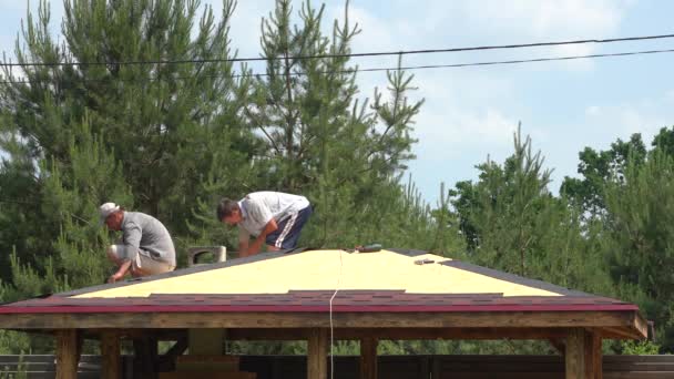 Europa Obwód Kijowski Ukraina Czerwiec 2020 Budowniczowie Pokrywają Dach Drewnianą — Wideo stockowe