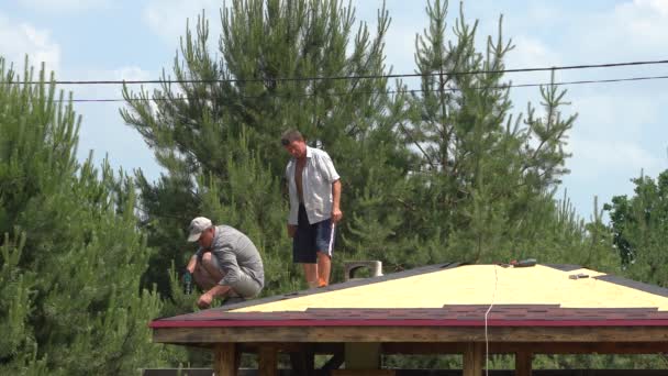 Europa Obwód Kijowski Ukraina Czerwiec 2020 Budowniczowie Pokrywają Dach Drewnianą — Wideo stockowe