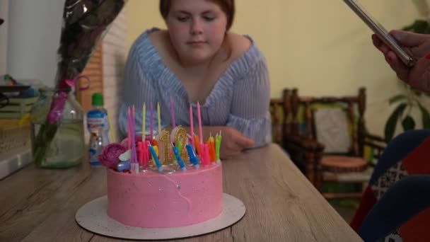 粉红蛋糕加蜡烛 青少年的生日 假日蛋糕 蜡烛在燃烧 点着蜡烛 — 图库视频影像