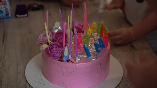 Ροζ Κέικ Κεριά Γενέθλια Εφήβου Τούρτα Διακοπών Κεριά Καίγονται Κάψτε — Αρχείο Βίντεο