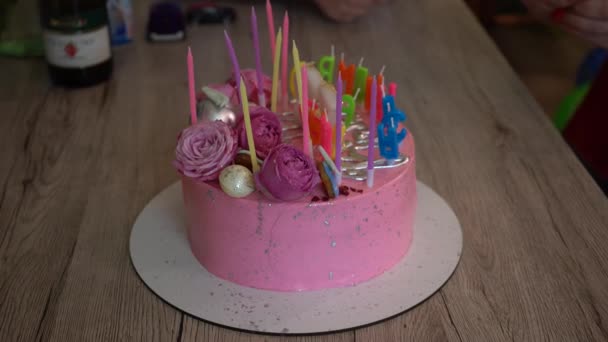 Torta Rosa Con Candele Compleanno Dell Adolescente Torta Natalizia Candele — Video Stock