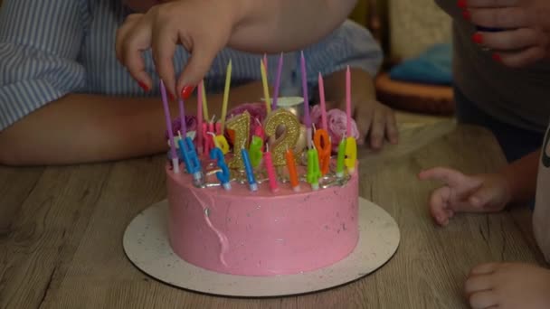 Torta Rosa Con Candele Compleanno Dell Adolescente Torta Natalizia Candele — Video Stock