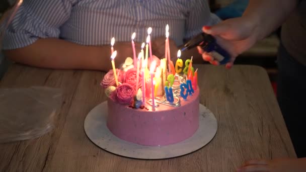 Torta Rosa Con Candele Compleanno Dell Adolescente Torta Natalizia Candele — Video Stock