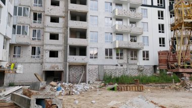 Tamamlanmamış apartman. İnşaat durdu. Gaz bloğu