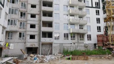 Tamamlanmamış apartman. İnşaat durdu. Gaz bloğu