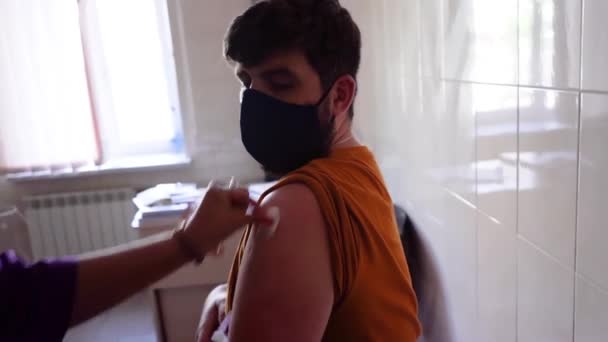 Očkování Během Pandemie Koronaviru Lékař Podá Maskovanému Pacientovi Během Léčby — Stock video