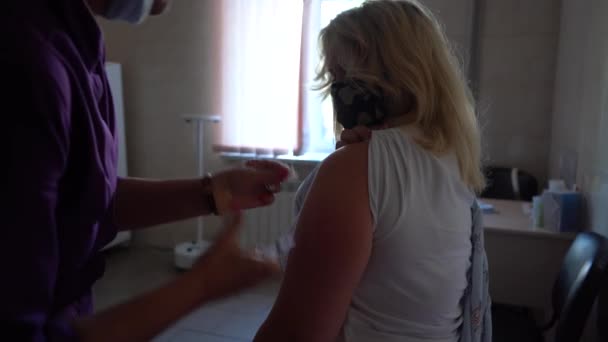 Vaccination Coronaviruspandemin Läkaren Ger Injektion Till Den Maskerade Patienten Covid — Stockvideo