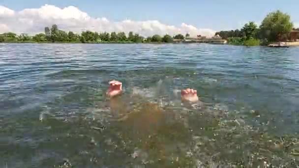 湖で10代の女の子が入浴します 水の上に手 十代の若者は溺れている 水中での信号を助ける — ストック動画