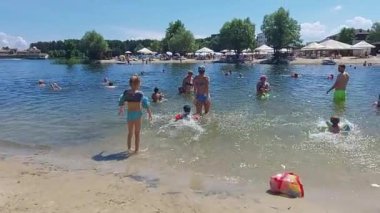 Avrupa, Kiev, Ukrayna - Temmuz. 2020: İnsanlar gölde dinleniyor. İnsanlar gölde yıkanır. Banliyö gölünün kumsalı.