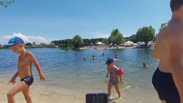 ヨーロッパ キエフ ウクライナ 2020年 人々は湖の上に休息している 人々は湖で入浴する 郊外の湖のビーチ — ストック動画
