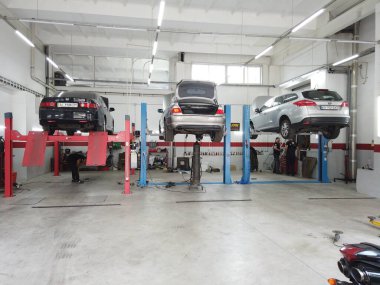 Avrupa, Kiev, Ukrayna - Temmuz 2020: Teknik bir denetim istasyonundaki otomobil egzoz sisteminin tamiri. Araba tamircisi araba tamiri yapar, kaynak yapar..