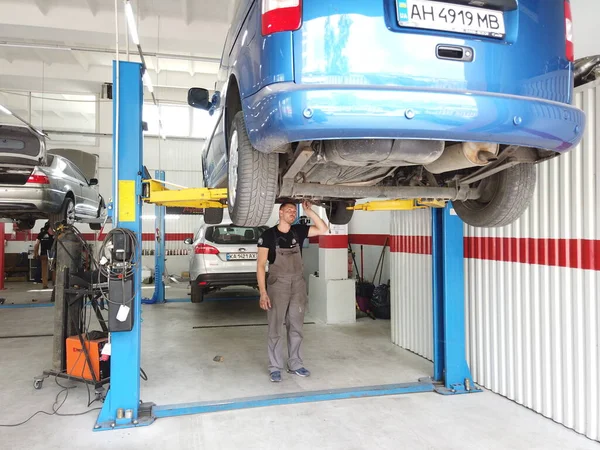 ヨーロッパ キエフ ウクライナ 2020年7月 技術検査所での自動車排気システムの修理 車の整備士は 車の修理 — ストック写真