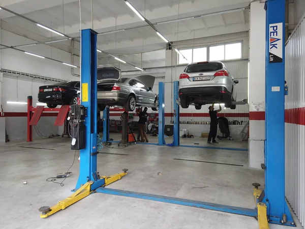 ヨーロッパ キエフ ウクライナ 2020年7月 技術検査所での自動車排気システムの修理 車の整備士は 車の修理 — ストック写真