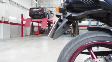 Avrupa, Kiev, Ukrayna - Temmuz 2020: Teknik bir denetim istasyonundaki otomobil egzoz sisteminin tamiri. Araba tamircisi araba tamiri yapar, kaynak yapar..