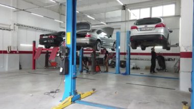 Avrupa, Kiev, Ukrayna - Temmuz 2020: Teknik bir denetim istasyonundaki otomobil egzoz sisteminin tamiri. Araba tamircisi araba tamiri yapar, kaynak yapar..