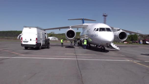 Europa Użgorod Ukraina Maj 2020 Transport Lotniczy Paczek Rozładowuję Samolot — Wideo stockowe