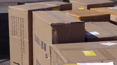 Avrupa, Uzhgorod, Ukrayna - Mayıs 2020: Paketlerin hava teslimatı. Uçağı havaalanında boşaltıyorum. Uçaktaki karton kutular..