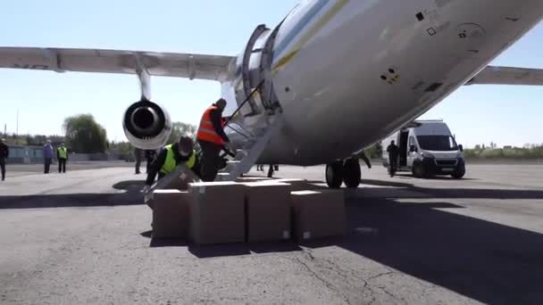 Europe Uzhgorod Ukraine May 2020 Air Delivery Parcels Unloading Plane — Stock Video